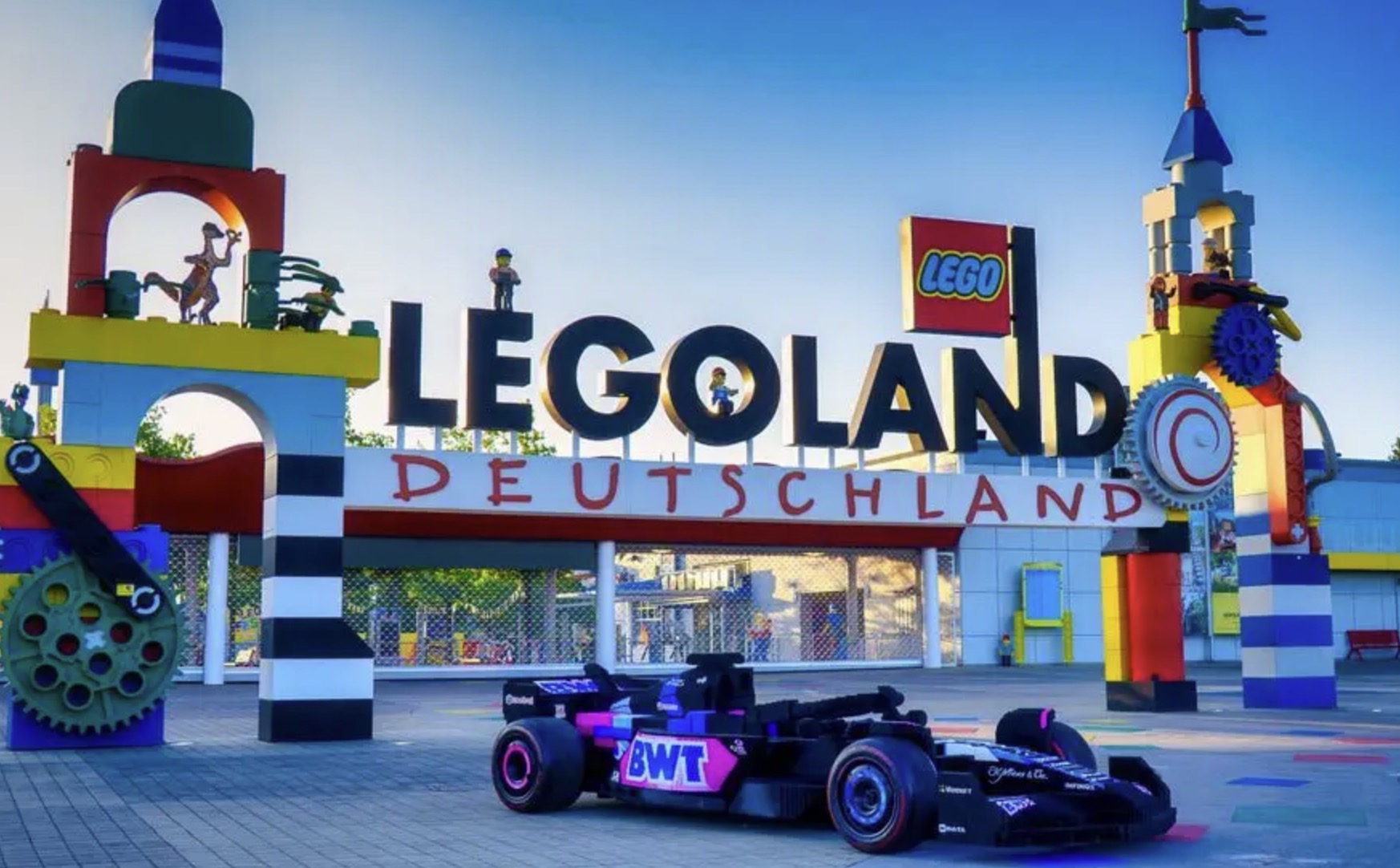 LEGOLAND Deutschland zeigt lebensgroßen LEGO Alpine F1-Rennwagen aus Miami